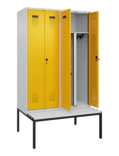 C+P armoire vestiaire EPI Evolo PLUS avec banc et séparation en noir et blanc, largeur de compartiment 300 mm