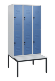 C+P Armoire vestiaire à deux niveaux Classic Plus avec banc, largeur de compartiment 300 mm