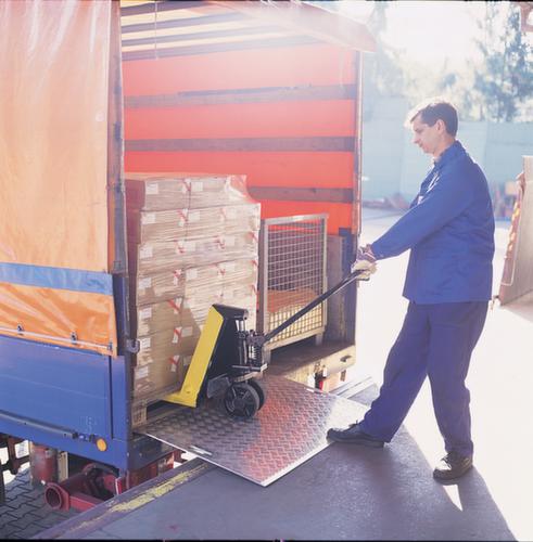 ĂberfahrbrĂŒcke mit Grifflöchern