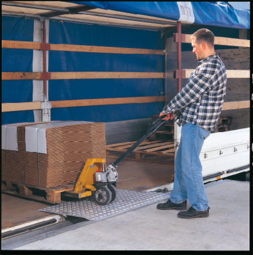 ĂberfahrbrĂŒcke mit Grifflöchern