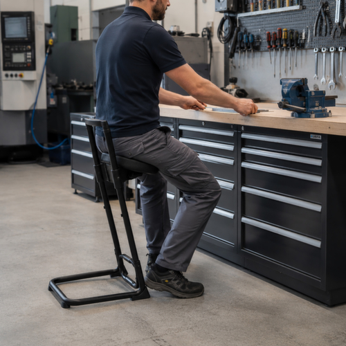 UDOBÄR Schwenkbare Stehhilfe mit automatischer Rückstellung, Sitzhöhe 610 - 830 mm