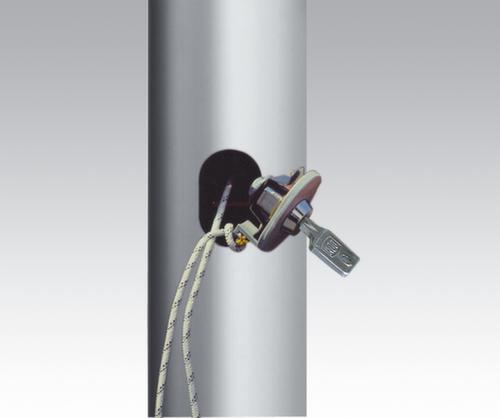 Drapeau et mât avec dispositif de hissage intérieur et douille au sol