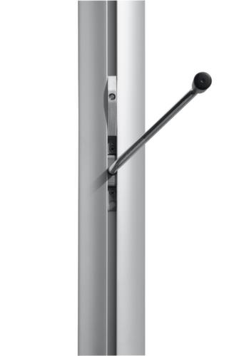 Drapeau et mât avec dispositif de hissage intérieur avec manivelle