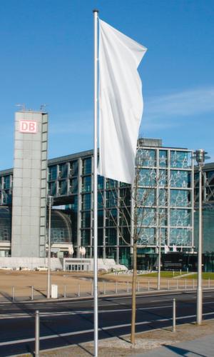 Drapeau et mât avec dispositif de hissage intérieur avec manivelle