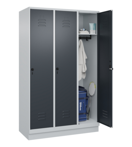C+P Armoire vestiaire Classic Plus à 3 compartiments, largeur de compartiment 400 mm