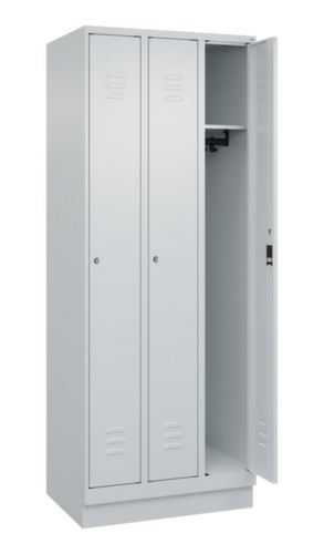 C+P Armoire vestiaire Classic Plus à 3 compartiments, largeur de compartiment 250 mm
