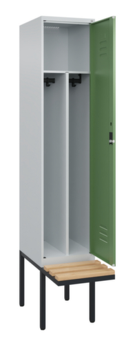 C+P Armoire vestiaire avec banc Classic Plus pour une séparation en noir et blanc, largeur de compartiment 400 mm