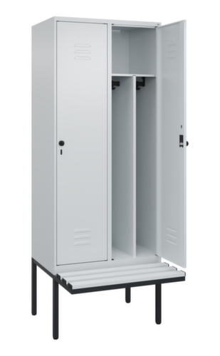 C+P Armoire vestiaire avec banc Classic Plus pour une séparation en noir et blanc, largeur de compartiment 400 mm