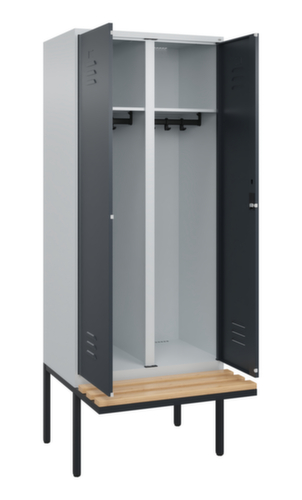 C+P Armoire vestiaire avec banc Classic Plus pour une séparation en noir et blanc, largeur de compartiment 400 mm