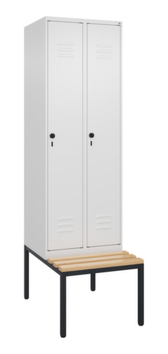 C+P Armoire vestiaire avec banc Classic Plus pour une séparation en noir et blanc, largeur de compartiment 300 mm