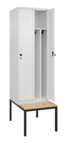 C+P Armoire vestiaire avec banc Classic Plus pour une séparation en noir et blanc, largeur de compartiment 300 mm