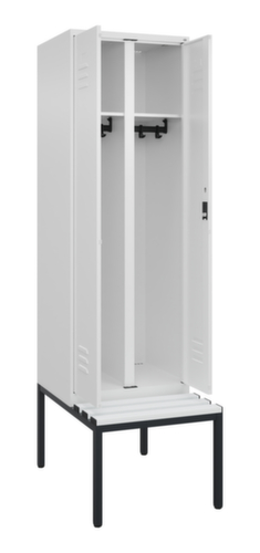 C+P Armoire vestiaire avec banc Classic Plus pour une séparation en noir et blanc, largeur de compartiment 300 mm