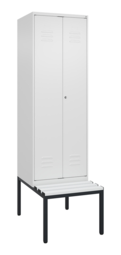 C+P Armoire vestiaire avec banc Classic Plus pour une séparation en noir et blanc, largeur de compartiment 300 mm
