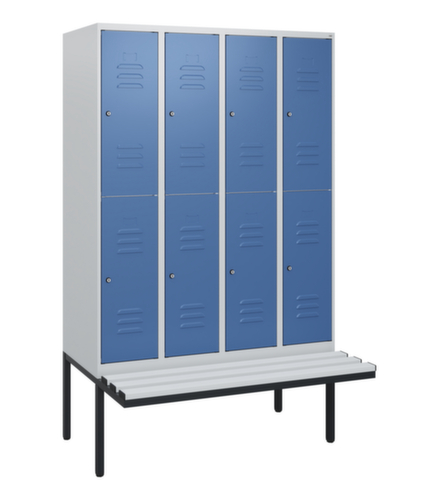 C+P Armoire vestiaire à deux niveaux Classic Plus avec banc, largeur de compartiment 300 mm