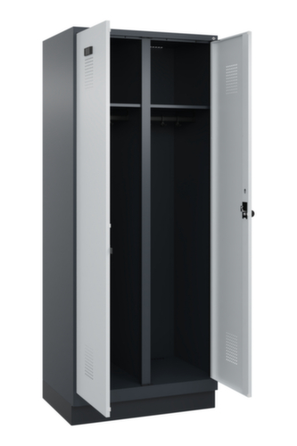 C+P armoire vestiaire noir et blanc Evolo PLUS avec double compartiment, largeur de compartiment 400 mm