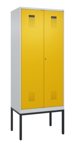 C+P armoire vestiaire noir et blanc Evolo PLUS avec double compartiment, largeur de compartiment 400 mm