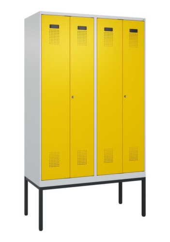 C+P armoire vestiaire noir et blanc Evolo PLUS avec double compartiment, largeur de compartiment 300 mm