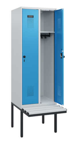 C+P Armoire vestiaire Evolo PLUS avec banc suspendu, largeur de compartiment 300 mm