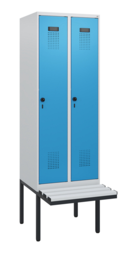 C+P Armoire vestiaire Evolo PLUS avec banc suspendu, largeur de compartiment 300 mm