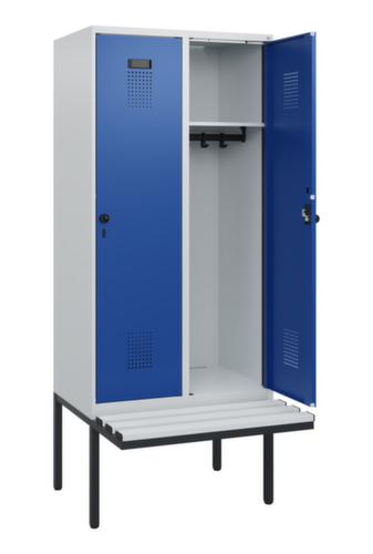 C+P Armoire vestiaire Evolo PLUS avec banc suspendu, largeur de compartiment 400 mm