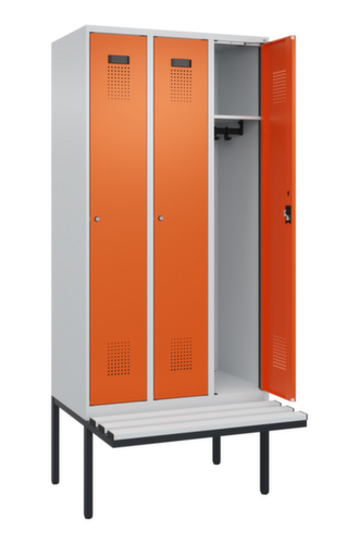 C+P Armoire vestiaire Evolo PLUS avec banc suspendu, largeur de compartiment 300 mm