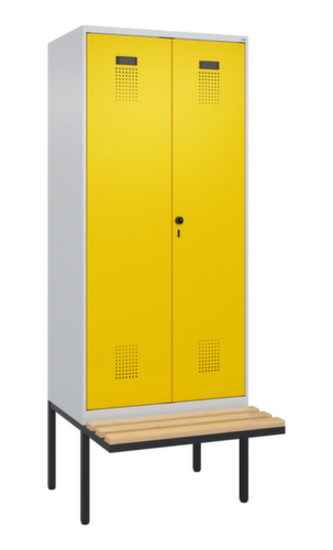 C+P armoire vestiaire EPI Evolo PLUS avec banc et séparation en noir et blanc, largeur de compartiment 400 mm