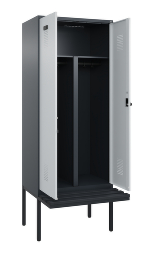 C+P armoire vestiaire EPI Evolo PLUS avec banc et séparation en noir et blanc, largeur de compartiment 400 mm