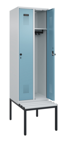 C+P Armoire vestiaire Evolo PLUS avec banc, largeur de compartiment 300 mm