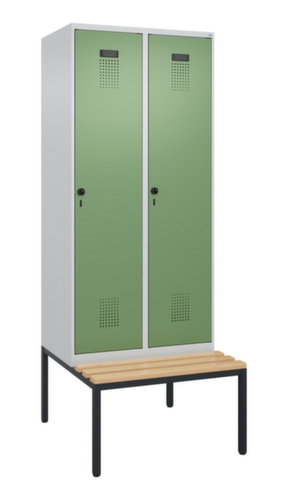 C+P Armoire vestiaire Evolo PLUS avec banc, largeur de compartiment 400 mm
