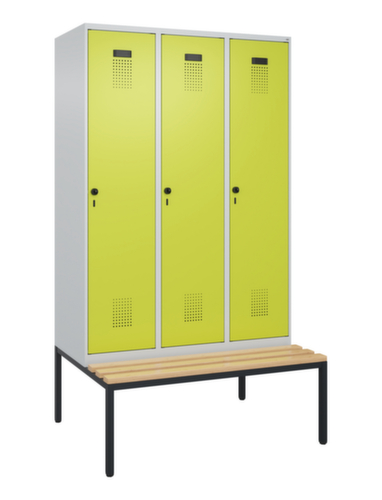 C+P armoire vestiaire en noir et blanc Evolo PLUS avec banc, largeur de compartiment 400 mm