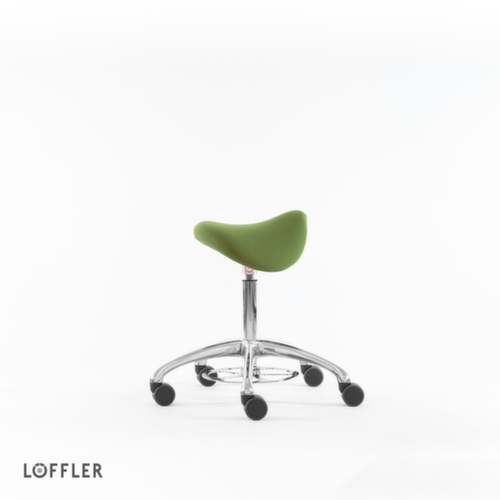 Löffler Sattelsitzhocker Sedlo mit Fußauslösung, Sitz grün, Rollen Standard 2 L