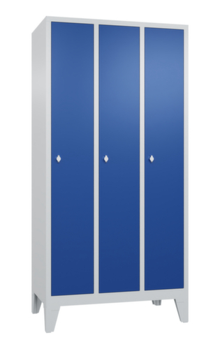 C+P Garderobenschrank Classic mit glatten Türen und 3 Abteilen, Abteilbreite 300 mm Standard 2 L