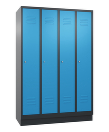 C+P Garderobenschrank Classic mit Lüftungsschlitzen und 4 Abteilen, Abteilbreite 300 mm