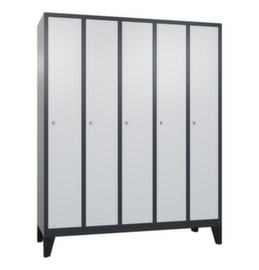 C+P Garderobenschrank Classic mit 5 Abteilen Türen glatt, Abteilbreite 300 mm