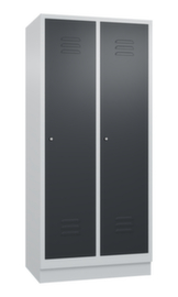 C+P Garderobenschrank Classic mit 2 Abteilen + Mitteltrennwand + Türen geschlitzt, Abteilbreite 400 mm