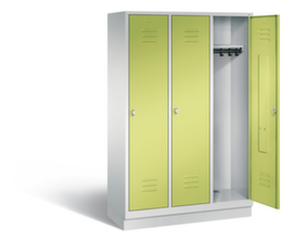 C+P Garderobenschrank Classic mit Lüftungsschlitzen und 3 Abteilen, Abteilbreite 400 mm