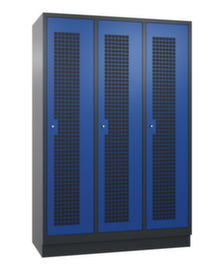 C+P Garderobenschrank Classic mit 3 Abteilen + Mitteltrennwand + Türen gelocht, Abteilbreite 400 mm