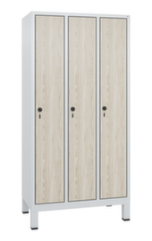 C+P Garderobenschrank Evolo mit 3 Abteilen + Dekortüren, Abteilbreite 300 mm