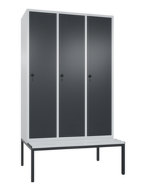 C+P Umkleideschrank Evolo mit untergebauter Sitzbank + 3 Abteile, Abteilbreite 400 mm