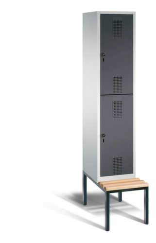 C+P Armoire vestiaire à deux niveaux Evolo gris clair avec banc intégré + 1x2 compartiments, largeur de compartiment 400 mm