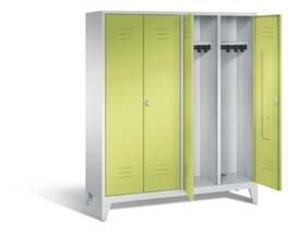 C+P Armoire vestiaire Classic gris clair avec 4 compartiments portes à fentes, largeur de compartiment 400 mm