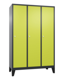 C+P Armoire Classic à portes lisses et 3 compartiments, largeur de compartiment 400 mm