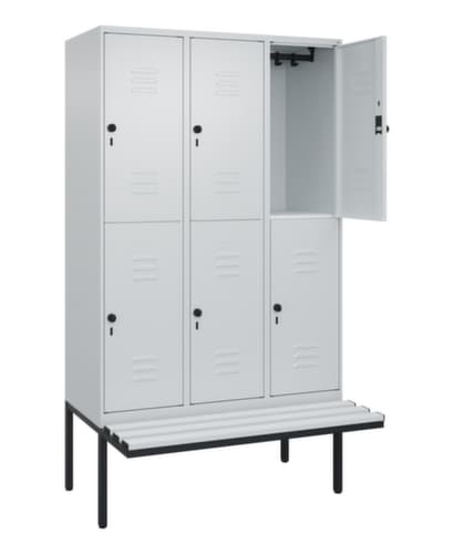 C+P Doppelstöckiger Spind Classic Plus mit Sitzbank, Abteilbreite 400 mm
