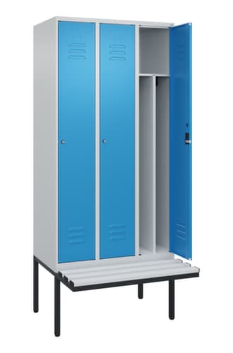 C+P Armoire vestiaire avec banc Classic Plus pour une séparation en noir et blanc, largeur de compartiment 300 mm