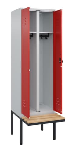 C+P Armoire vestiaire avec banc Classic Plus pour une séparation en noir et blanc, largeur de compartiment 300 mm