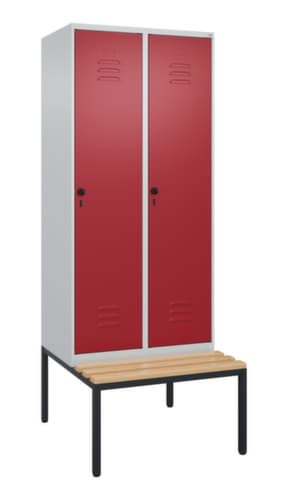 C+P Armoire vestiaire avec banc Classic Plus pour une séparation en noir et blanc, largeur de compartiment 400 mm