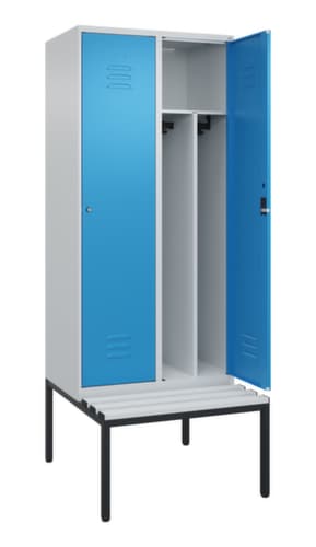 C+P Armoire vestiaire avec banc Classic Plus pour une séparation en noir et blanc, largeur de compartiment 400 mm