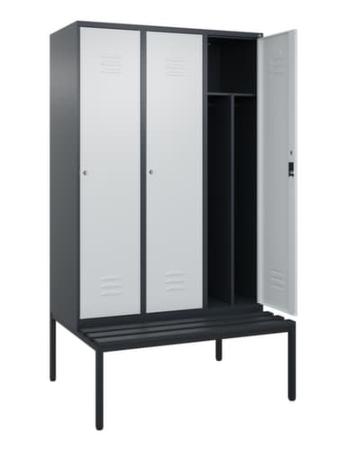 C+P Armoire vestiaire avec banc Classic Plus pour une séparation en noir et blanc, largeur de compartiment 400 mm