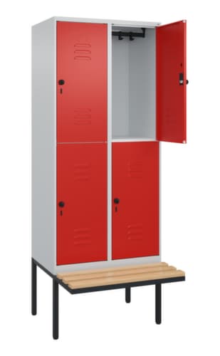 C+P Armoire vestiaire à deux niveaux Classic Plus avec banc, largeur de compartiment 400 mm