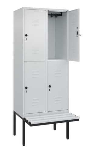 C+P Armoire vestiaire à deux niveaux Classic Plus avec banc, largeur de compartiment 400 mm